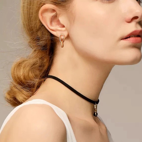 Interlocking Double Hoop Gold Earrings - Picture 5 of 5